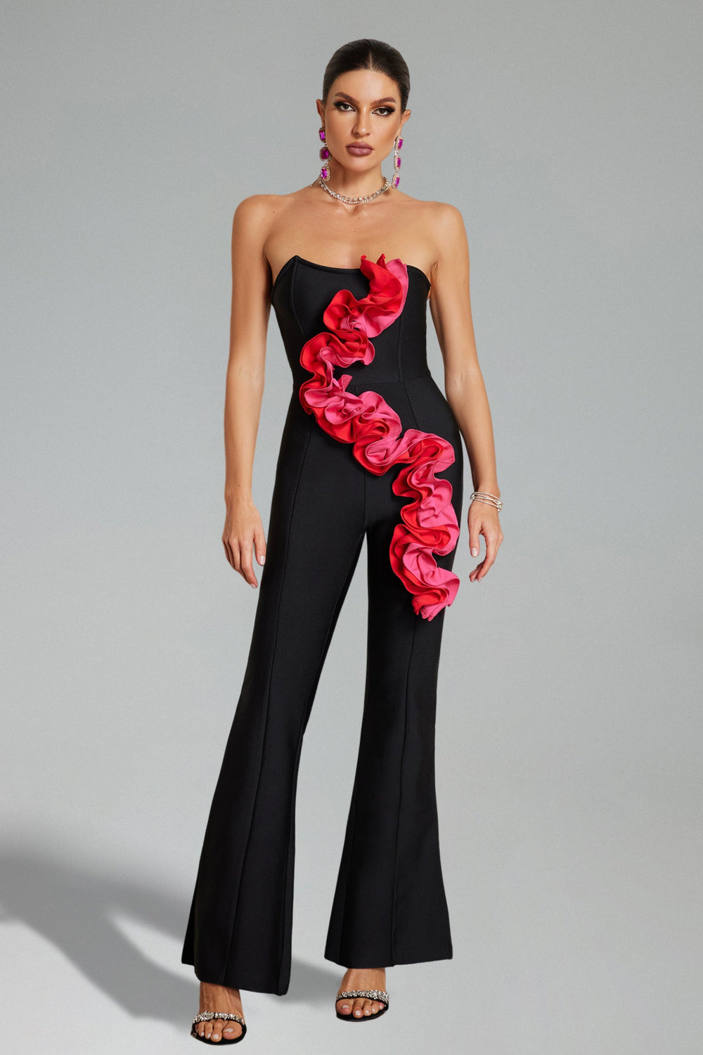 Straplez çiçek desenli tulum, bacak yırtmaçlı ve floral detaylı