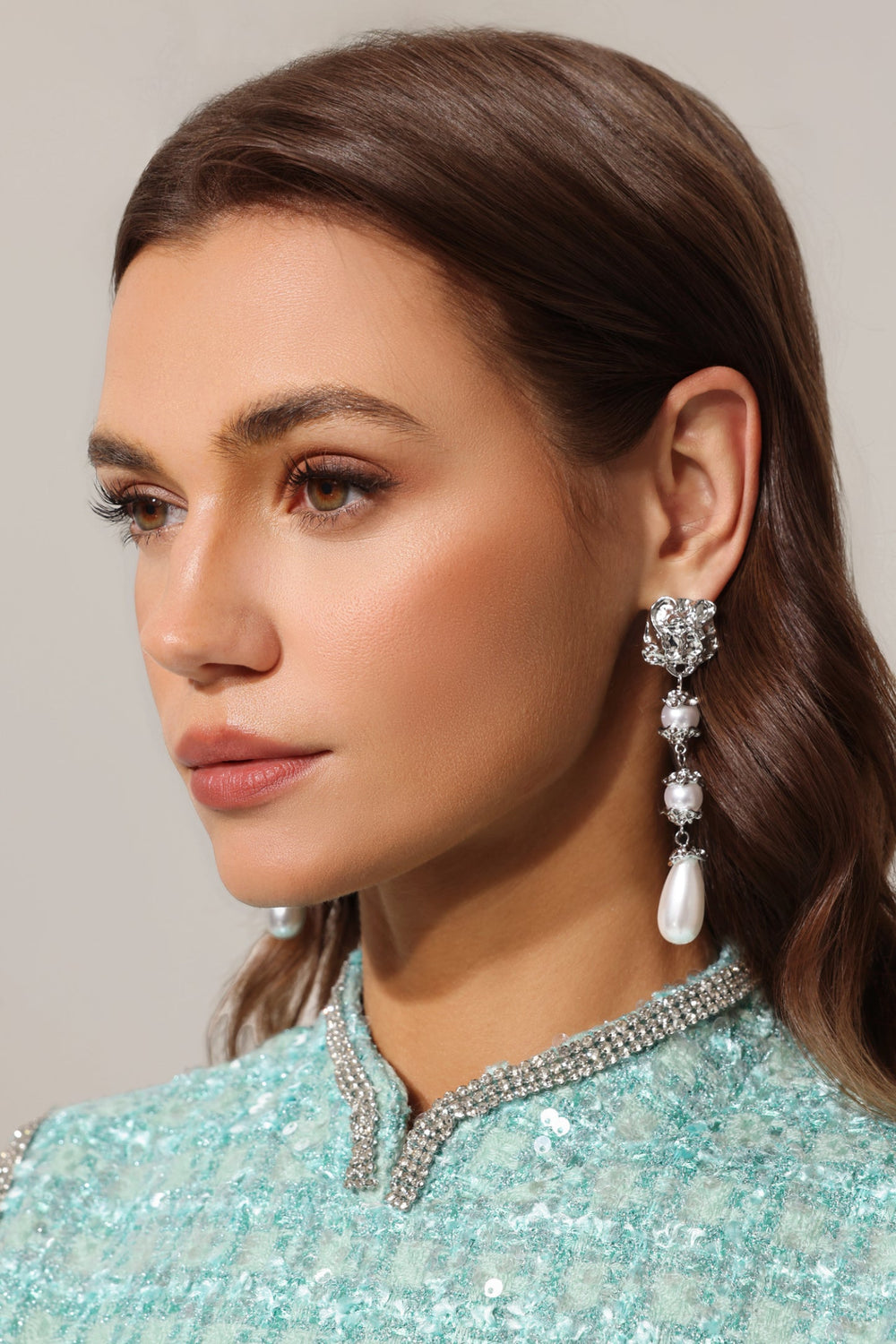 Teray inci püsküllü asimetrik küpeler, açık renkli