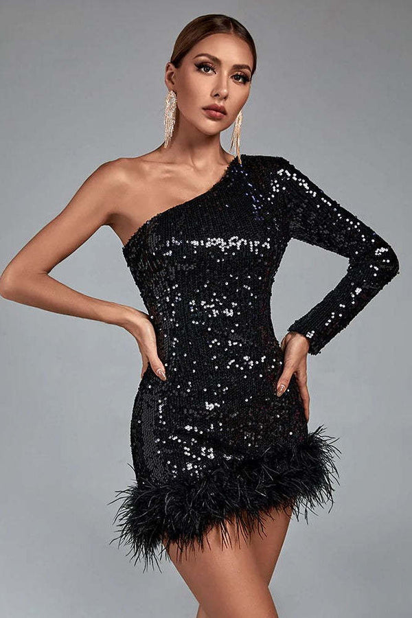 Tek omuzlu, tüy detaylı payetli mini elbise, metalik kumaşlı