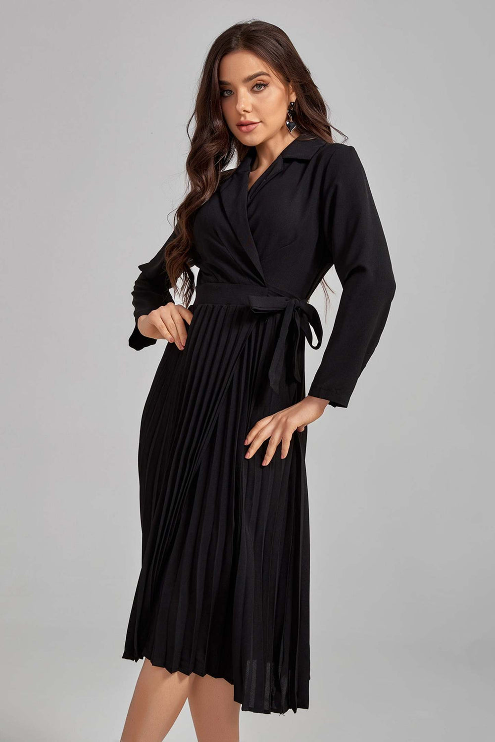 Pileli bağcıklı midi elbise, polyester kumaştan yapılmış.