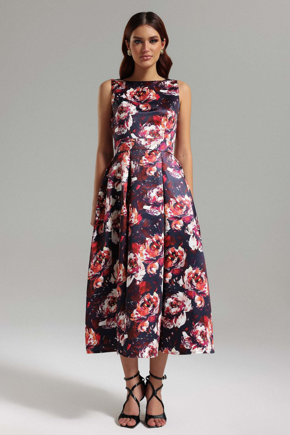 Satin desenli midi elbise, polyester kumaştan yapılmış.