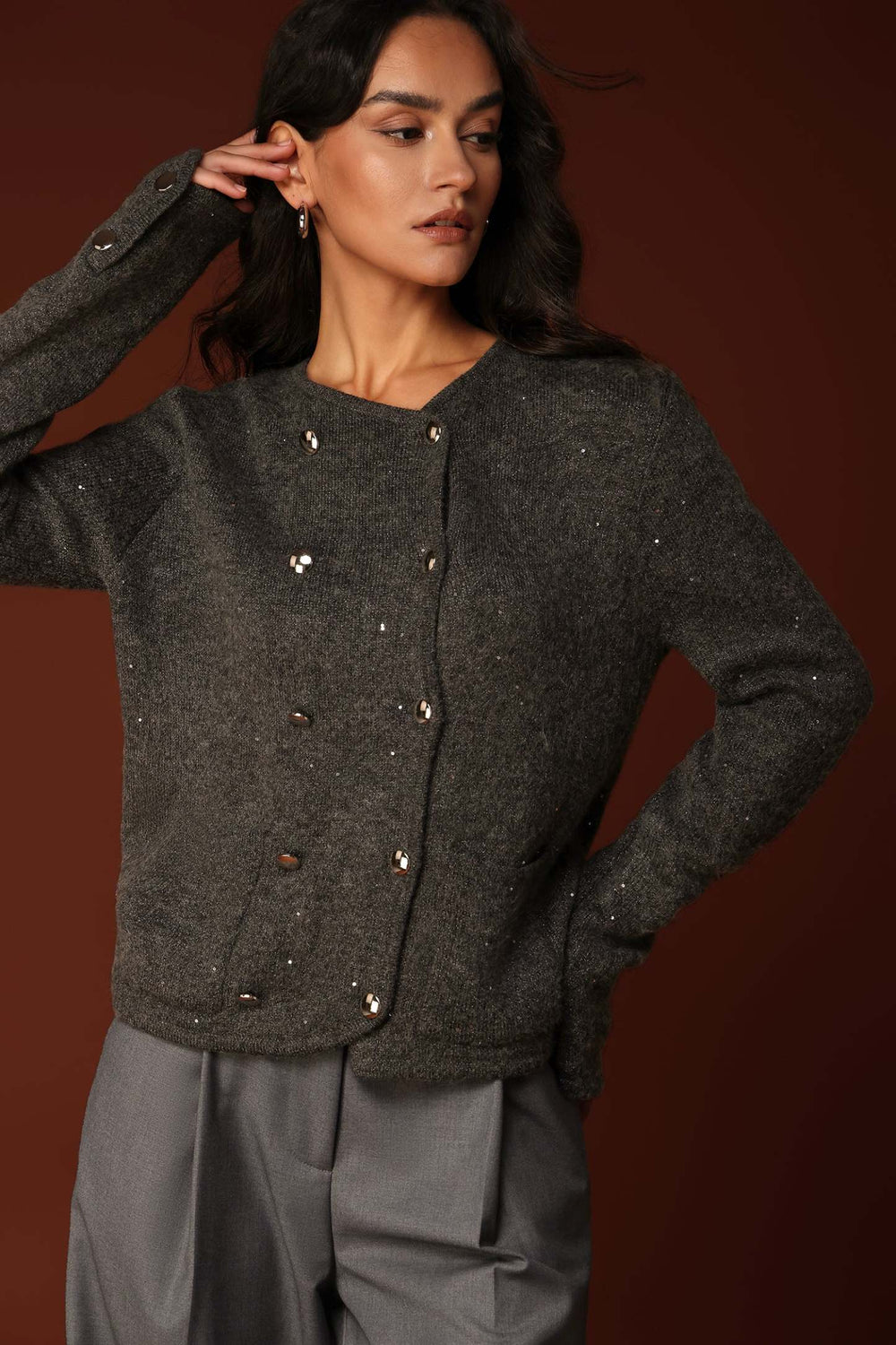 Düğmeli, uzun kollu polyester Edith palto, açık gri renkte