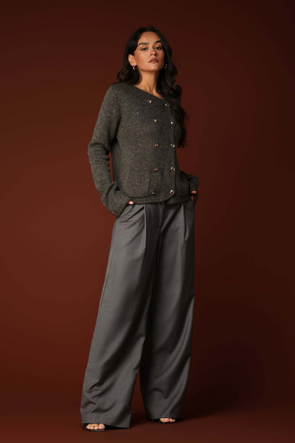 Düğmeli, uzun kollu polyester Edith palto, açık gri renkte