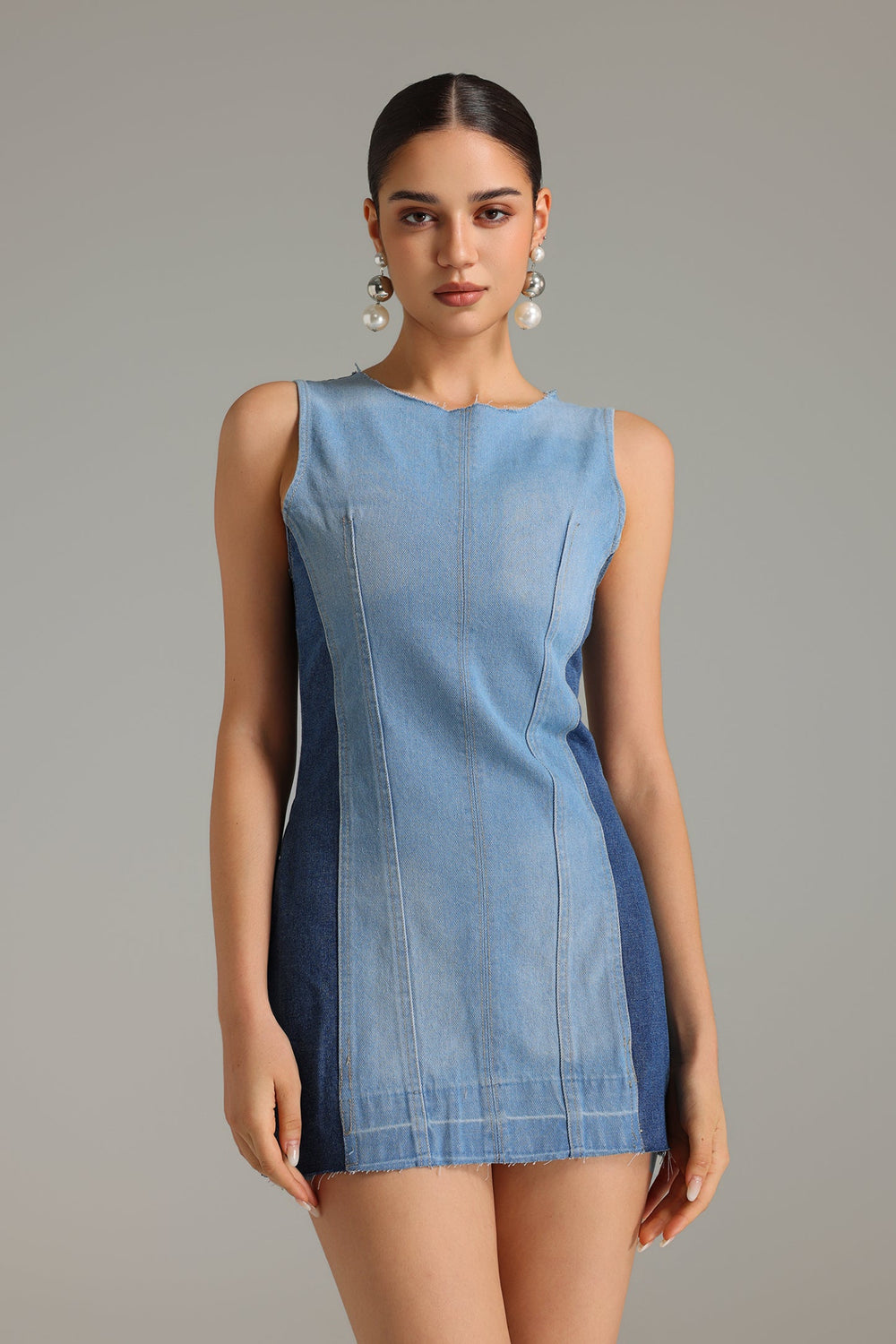 Kolsuz mini kot elbise, polyester kumaştan yapılmış.