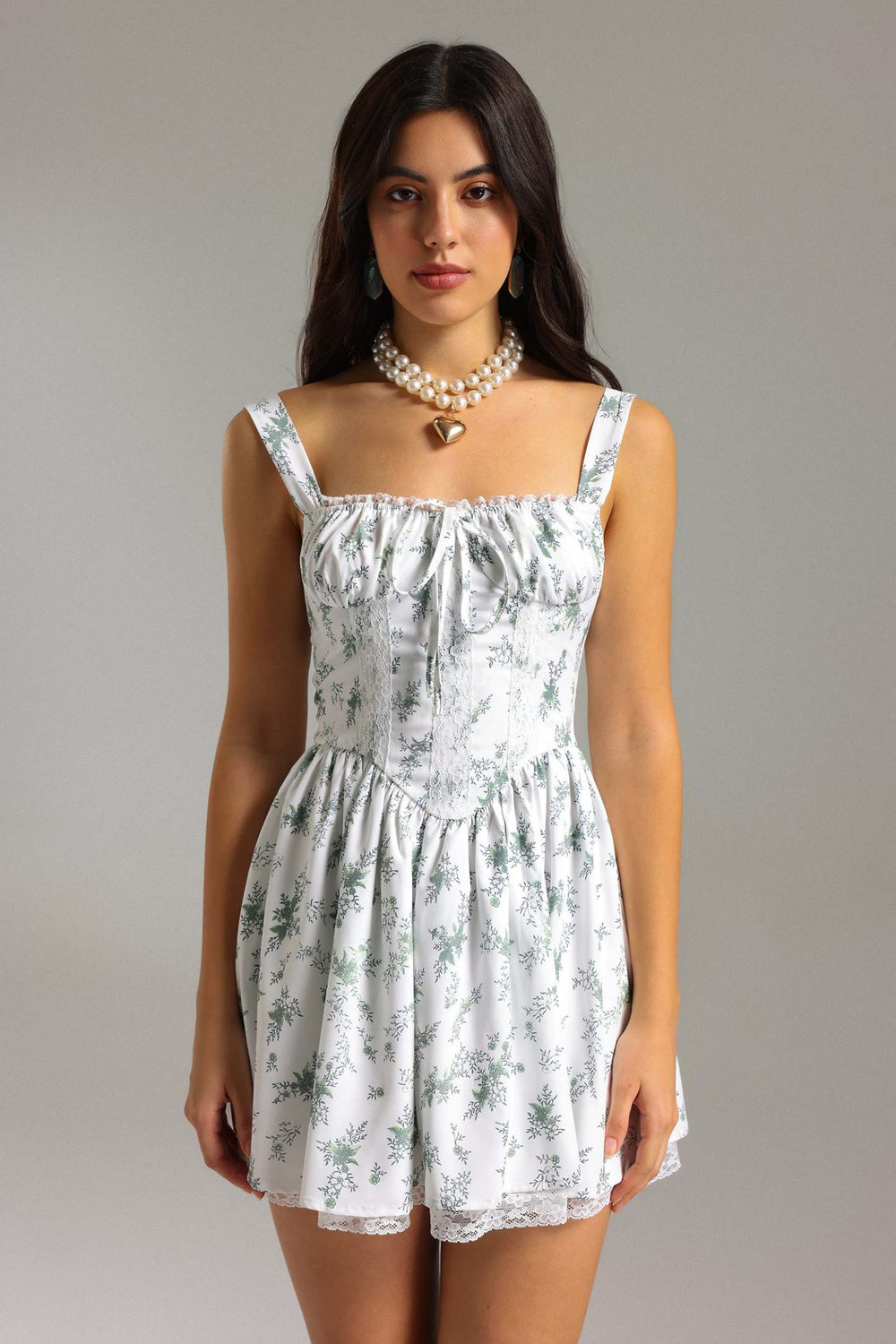 Elena Dantelli mini elbise, polyester kumaştan yapılmış.