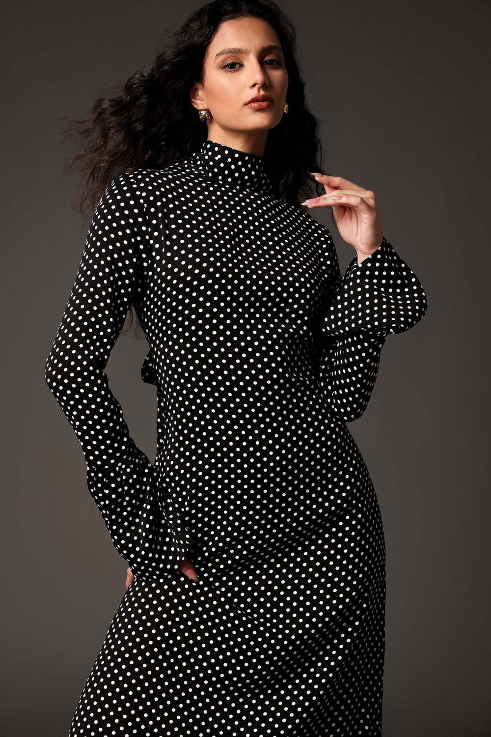 Uzun kollu, yaka detaylı maxi elbise, polyester içerikli