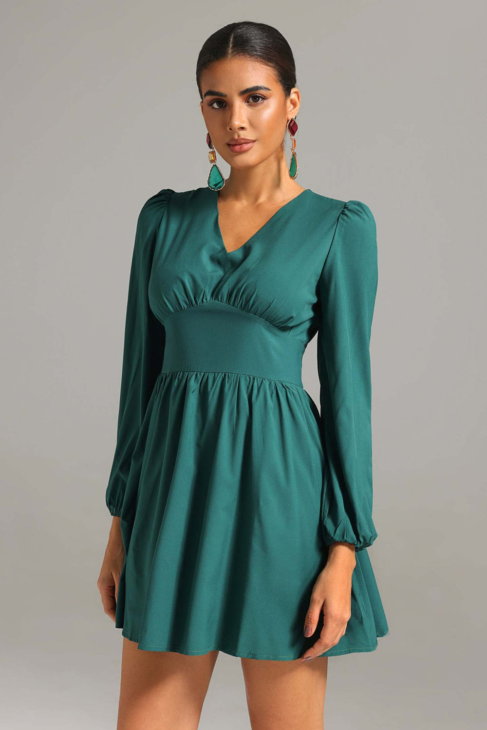 V yaka polyester mini elbise, koyu renkli