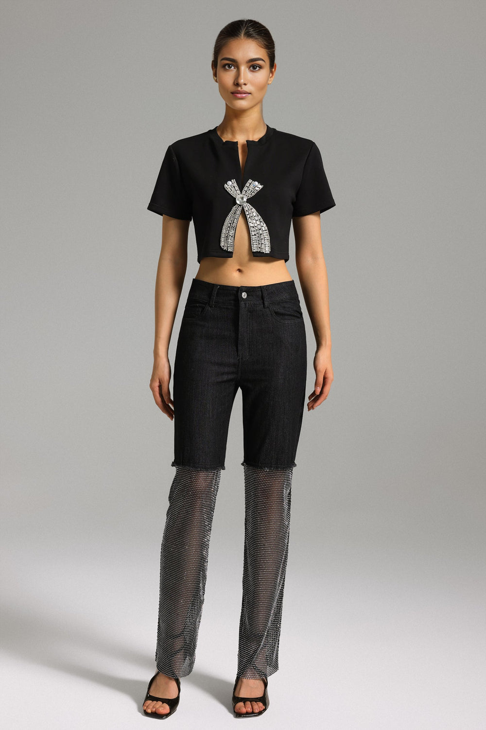 Gunnhild siyah patchwork jean, taş detayları ile süslenmiş.