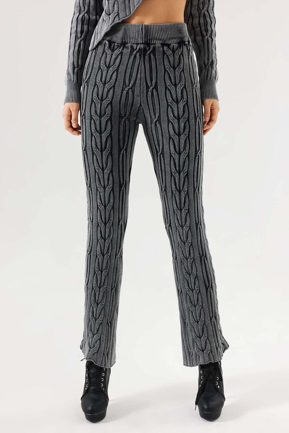 Örgü kablo detaylı polyester pantolon, gri renkli