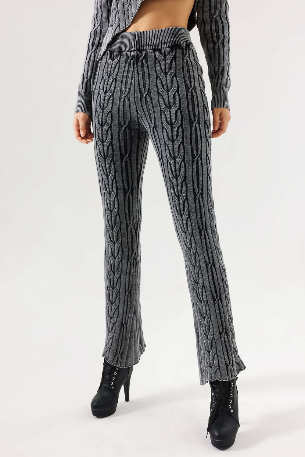 Örgü kablo detaylı polyester pantolon, gri renkli