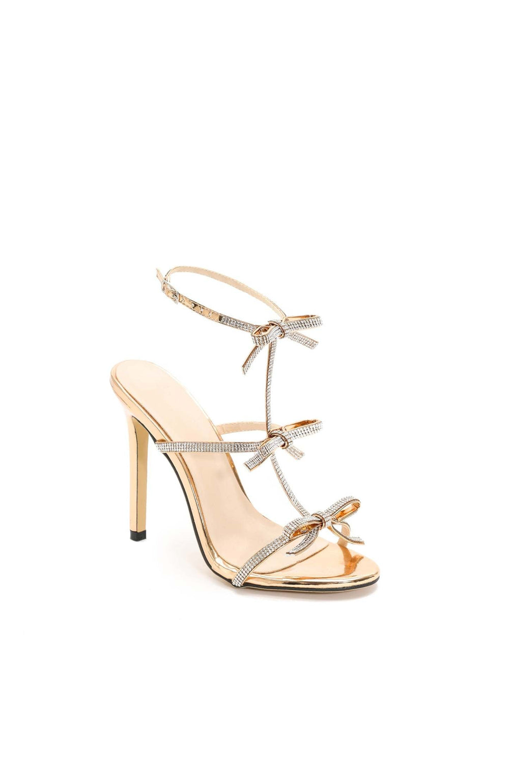 İndi taş tokalı PVC stiletto sandalet, saydam ve parlak.