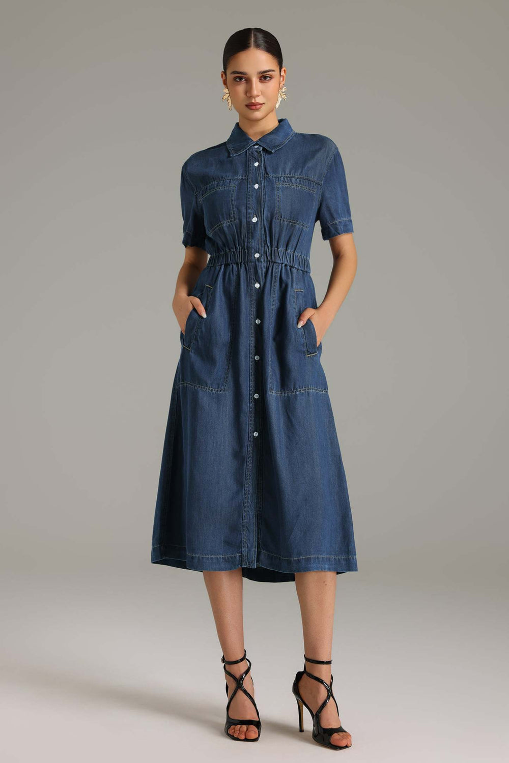Denim midi elbise, ön kısmında düğmeler ve yumuşak tencel kumaş.