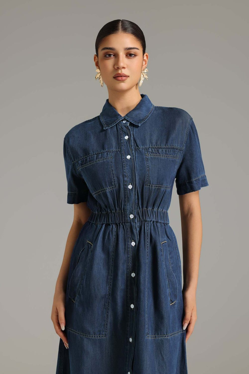 Denim midi elbise, ön kısmında düğmeler ve yumuşak tencel kumaş.