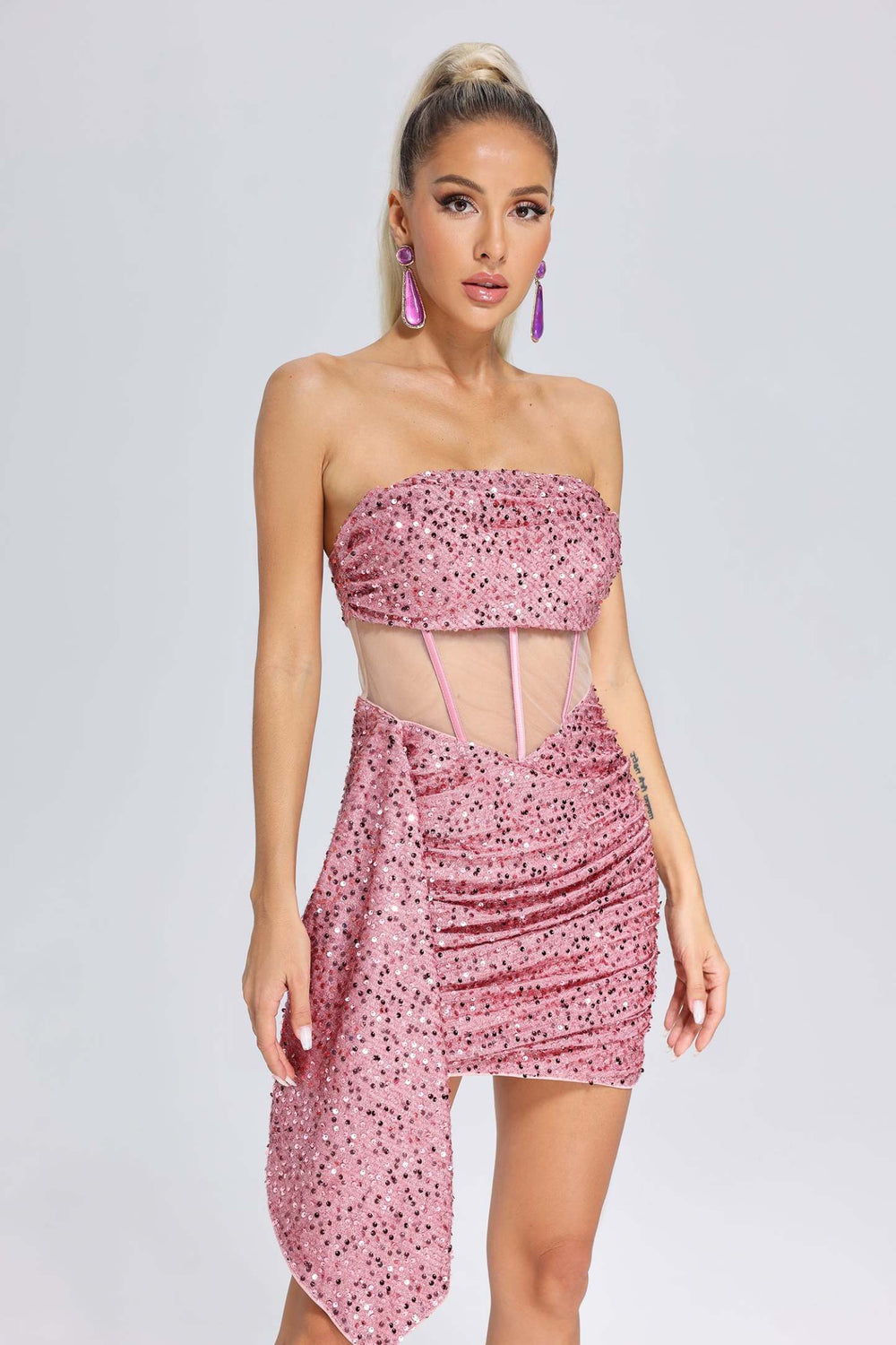 Pullu büzgülü mini elbise, %100 polyester, elde yıkanır.