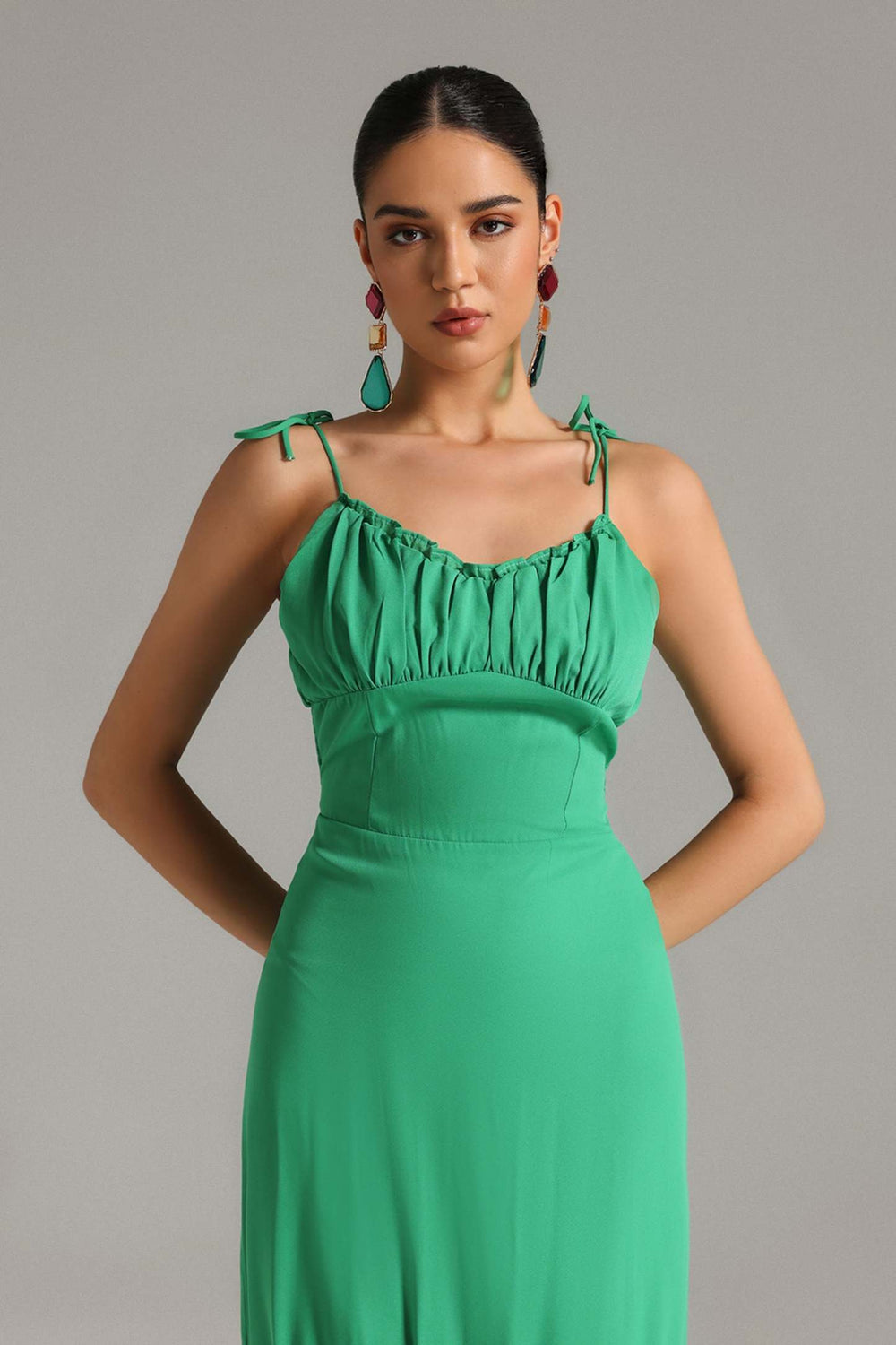 Halter yaka, volanlı şifon midi elbise, polyester kumaş.
