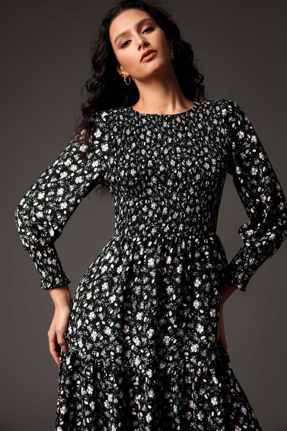 Yuvarlak yaka baskılı midi elbise, polyester kumaş.