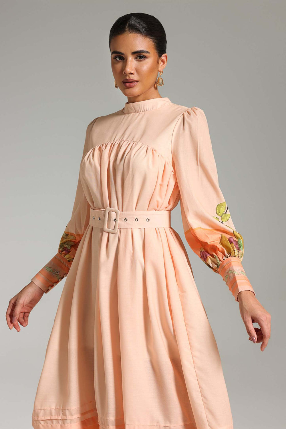 Kimaya uzun kollu, desenli midi elbise, polyester kumaştan.
