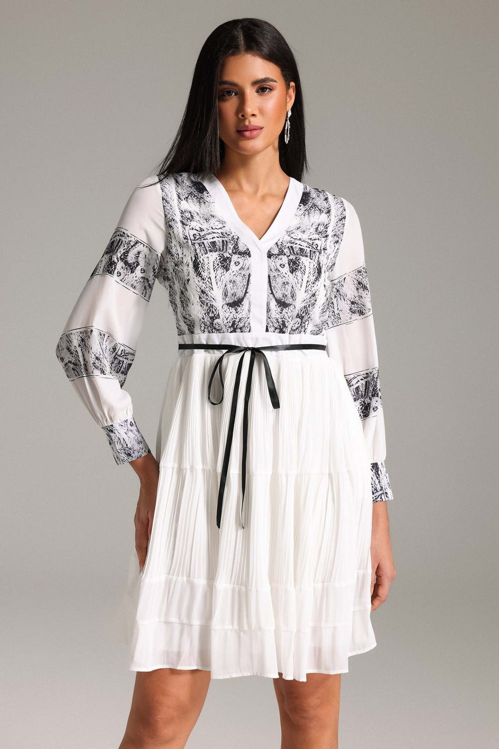 Desenli polyester elbise, makinede yıkanabilir, renk varyasyonlu