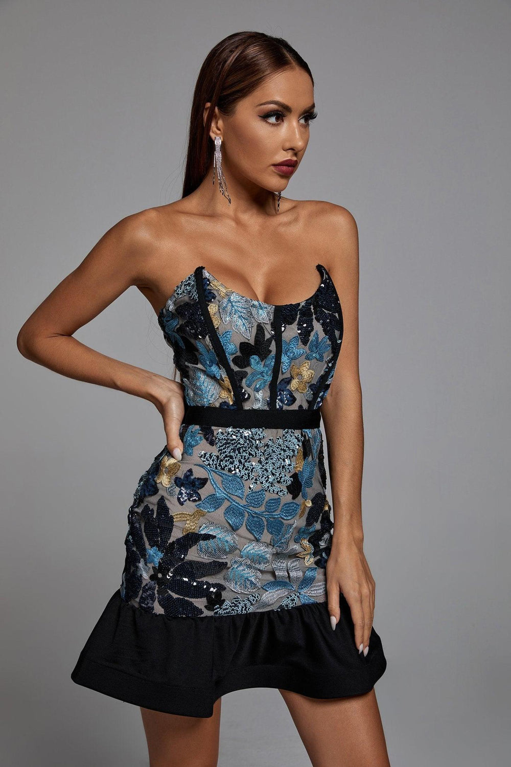 Omuzları açık, çiçek işlemeli ve payetli mini bodycon Liwisy elbise