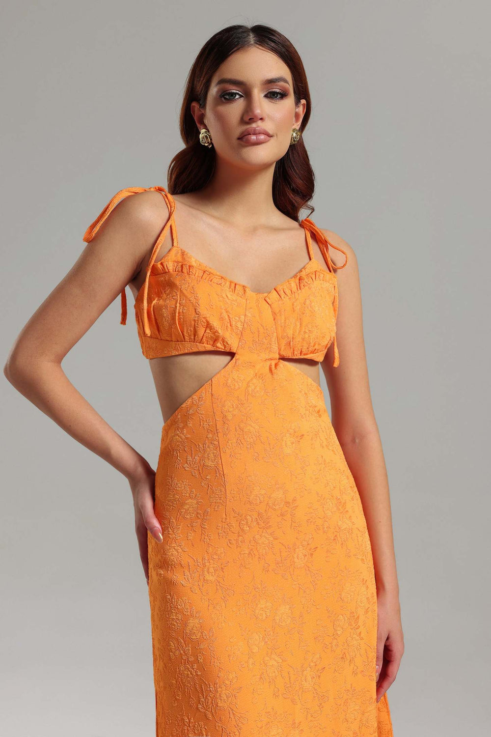 Halter yaka kesim detaylı midi elbise, polyester kumaştan.