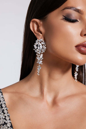 Alloy Lureen küpeler, taşlı çiçek motifleriyle süslenmiş