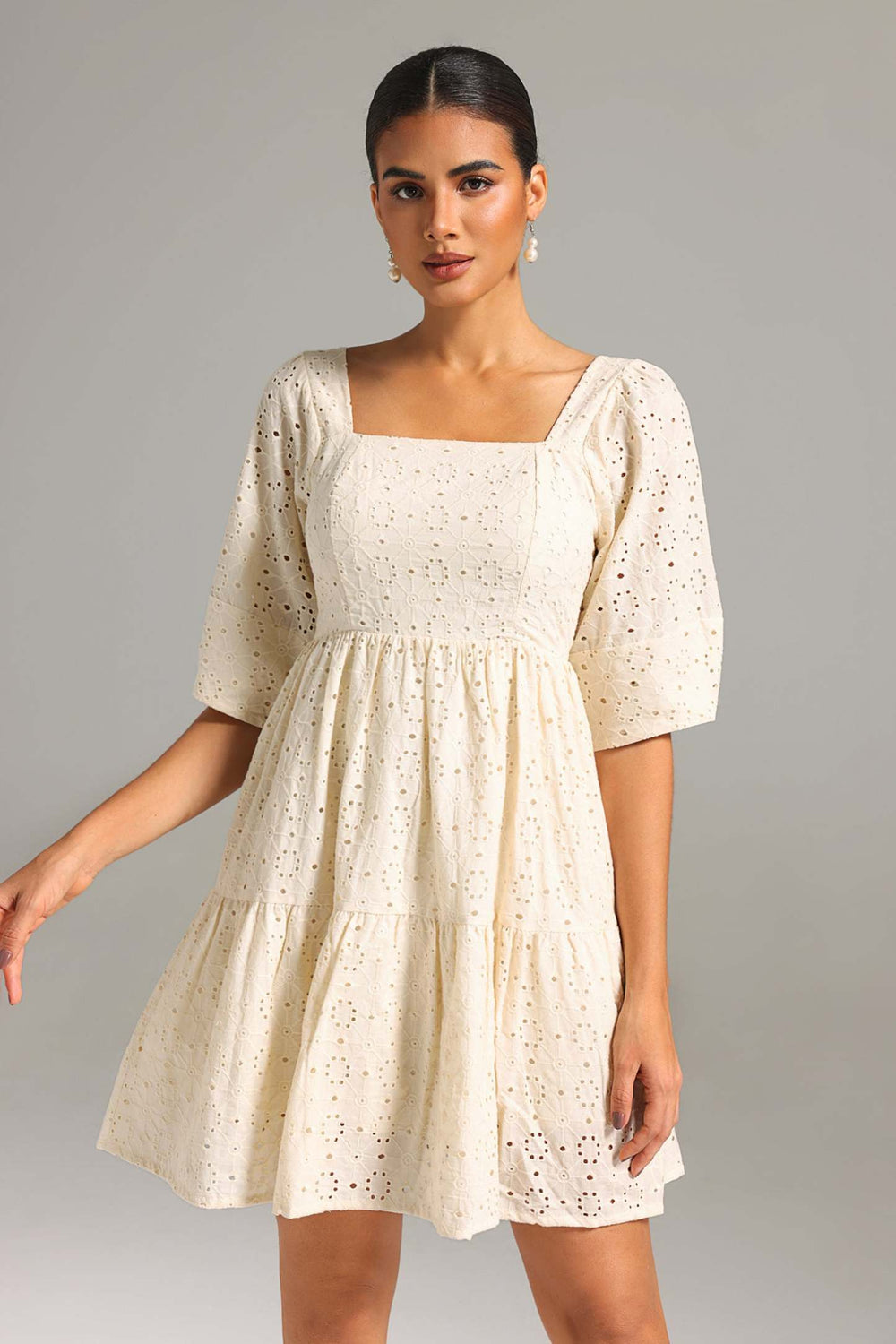 Kare yaka dantel mini elbise, polyester ve spandex karışımı, beyaz renkte