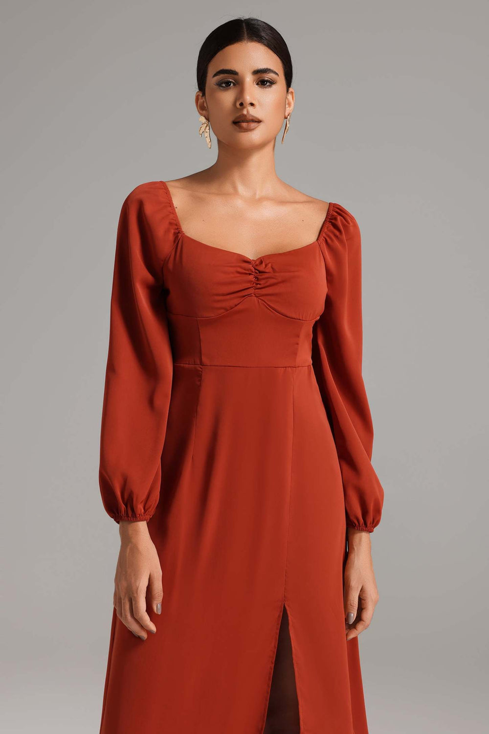 Kare yaka midi elbise, polyester kumaştan yapılmış.