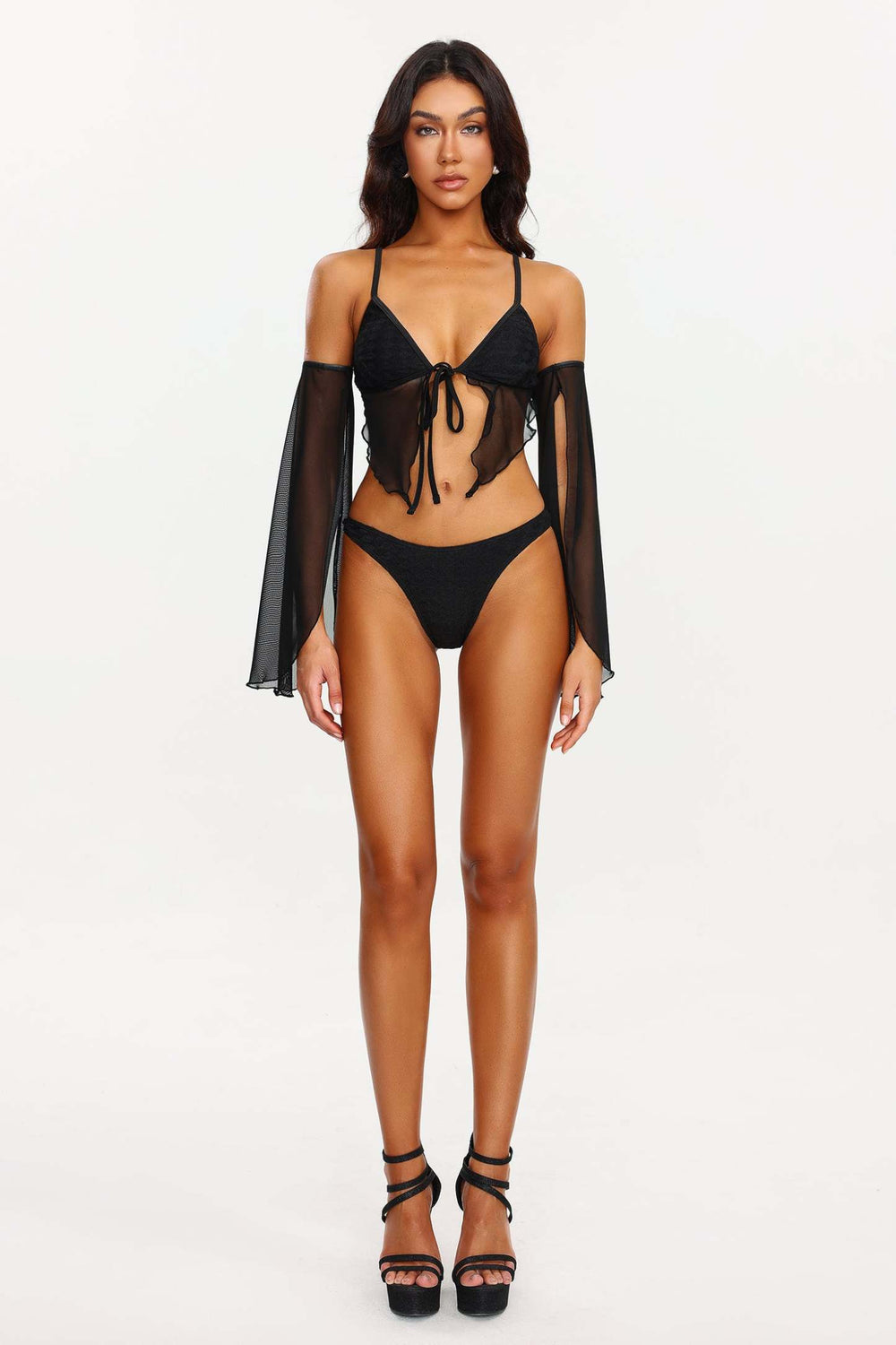 File detaylı kollu bikini, polyester ve spandex malzemeden.