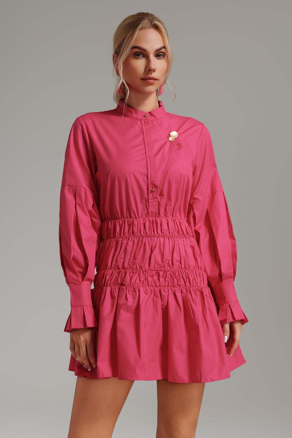 Volanlı mini elbise, polyester kumaştan, makinada yıkanabilir.