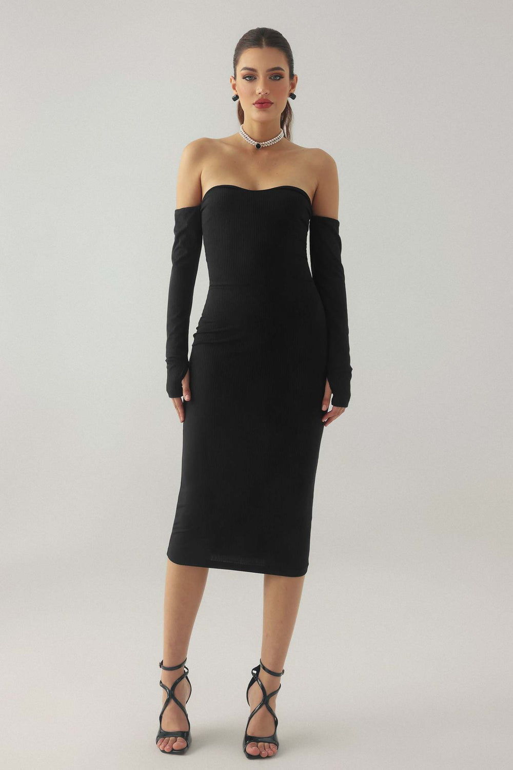 Örgü detaylı tüp midi elbise, polyester ve spandex karışımı.