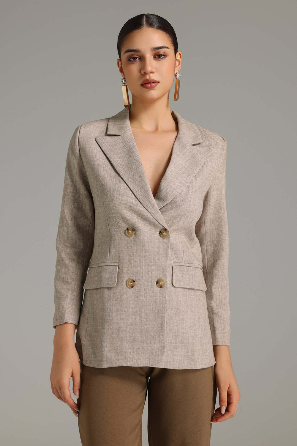 Rayen çift düğmeli blazer ceket, spandex kumaştan yapılmış.