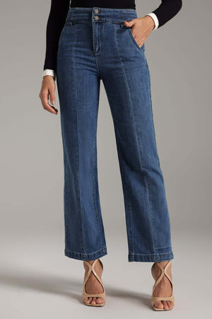 Düz paça kot pantolon, yarı pamuklu ve polyester karışımı.