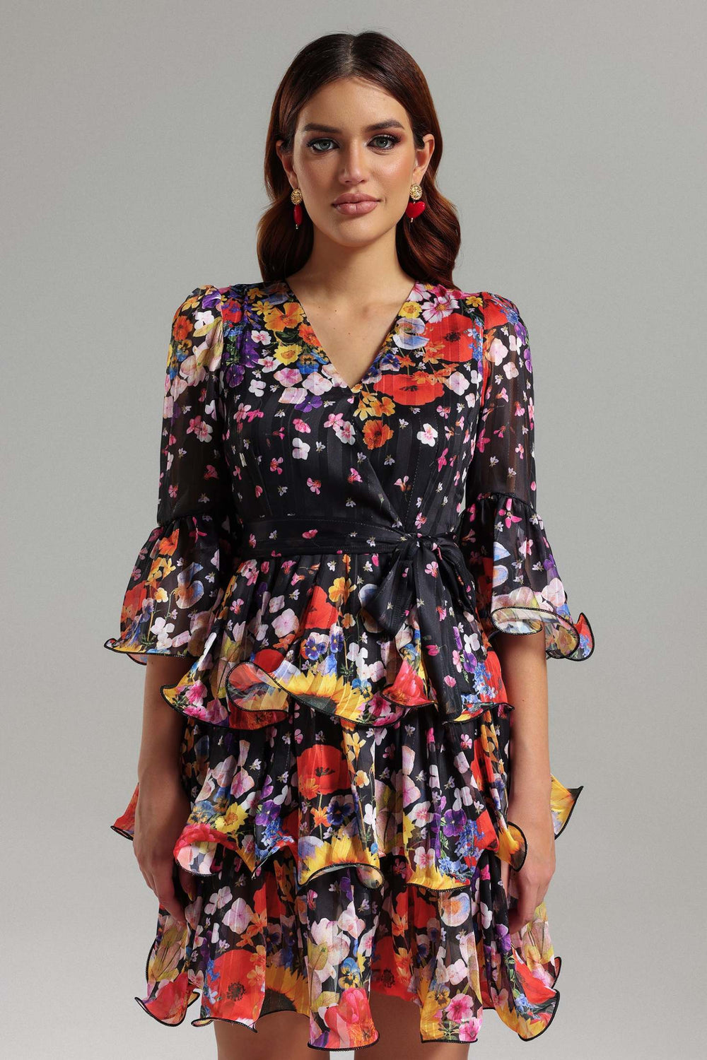 V-yaka katmanlı mini elbise, polyester kumaşlı