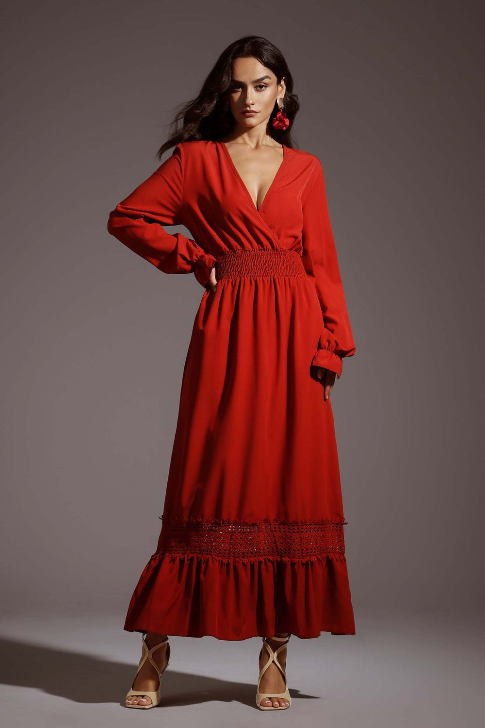 V Yaka uzun elbise, polyester kumaştan yapılmış.