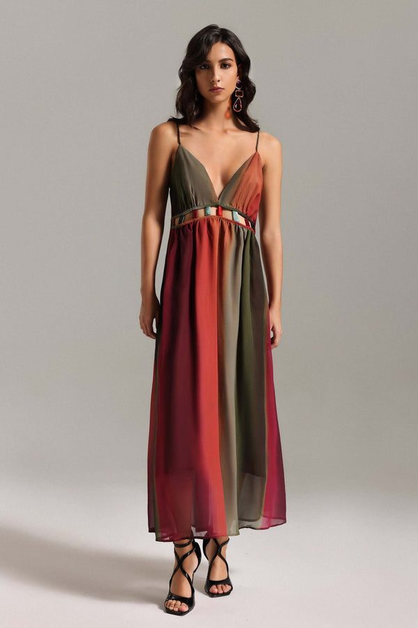 Halter yaka V kesimli maksi elbise, polyester kumaştan yapılmış.