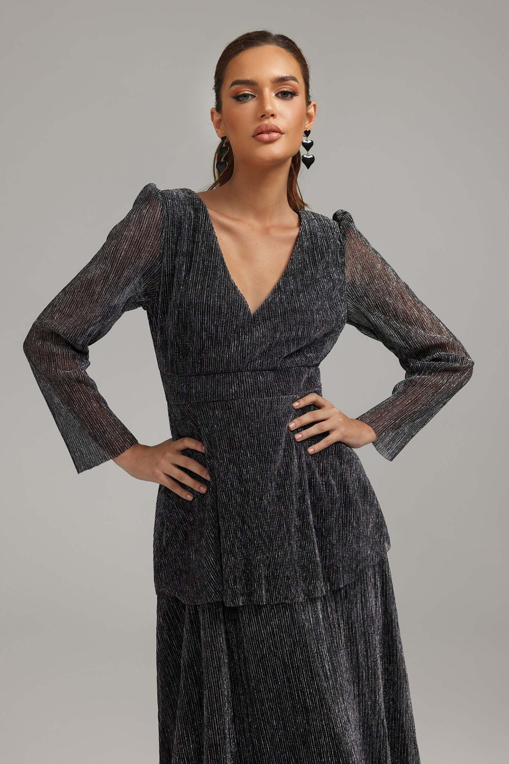 Katmanlı düz kesim V-yaka elbise, polyester kumaştan yapılmış.