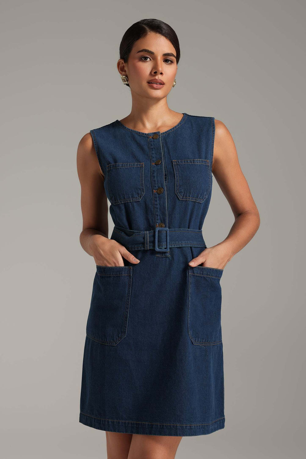 Kolsuz denim elbise, yüksek pamuk oranıyla, mavi renkli.