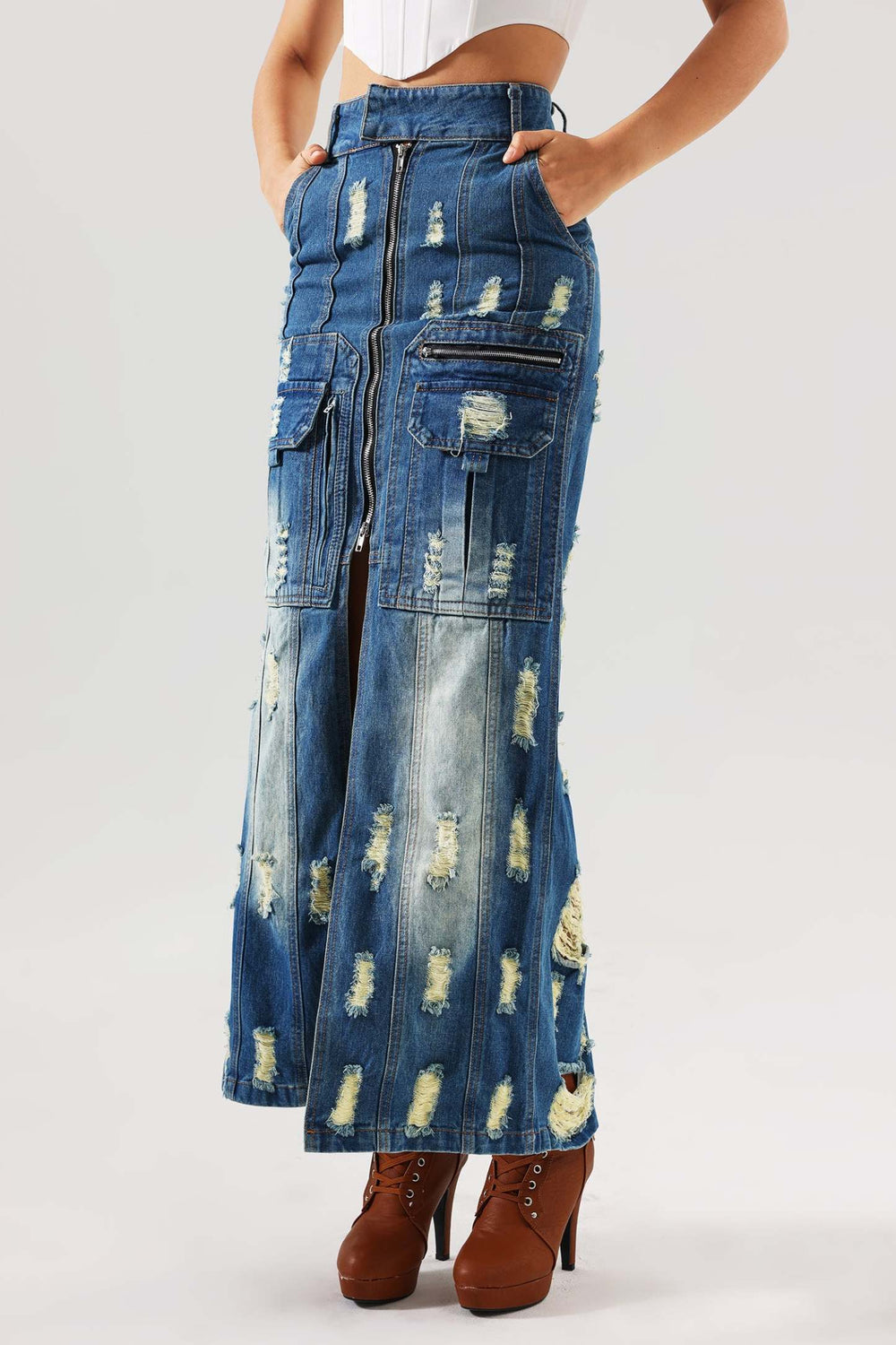 Yırtık detaylı Valo denim etek, pamuk ve polyester karışımı.