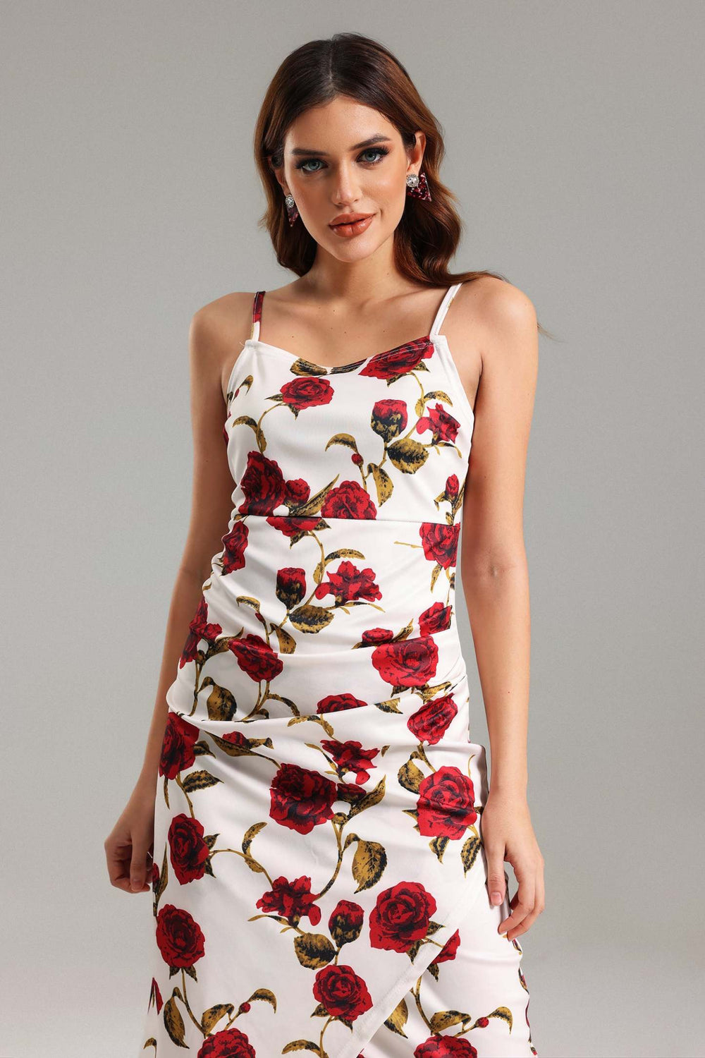 Çiçek desenli büzgülü midi elbise, polyester kumaşlı.
