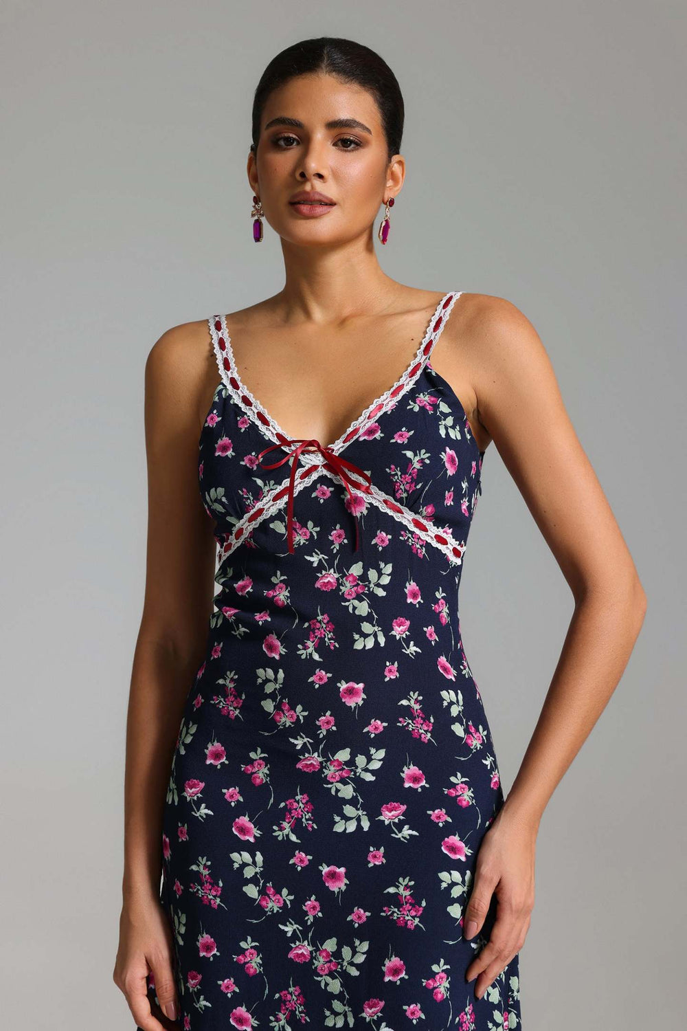 Halter yaka çiçek desenli Verney midi elbise, viskon fiber.