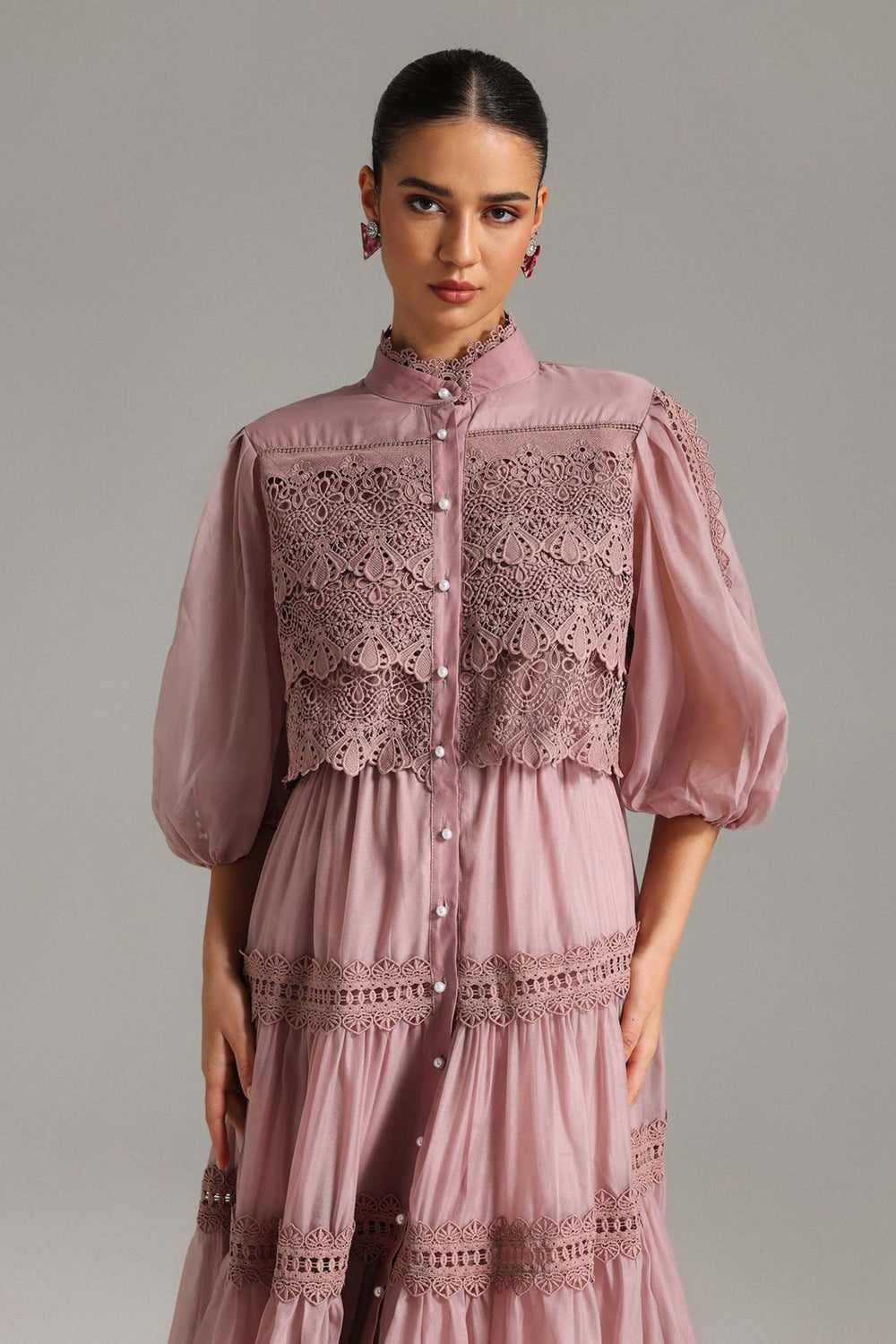 Dantelli puf kol midi elbise, polyester kumaştan yapılmış