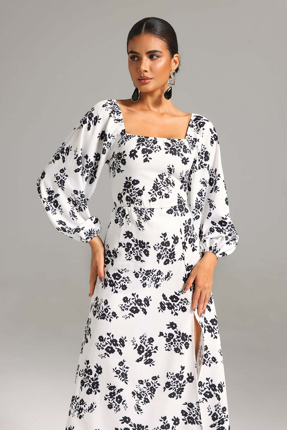 Şarap rengi kare yaka, yırtmaçlı, baskılı polyester elbise.