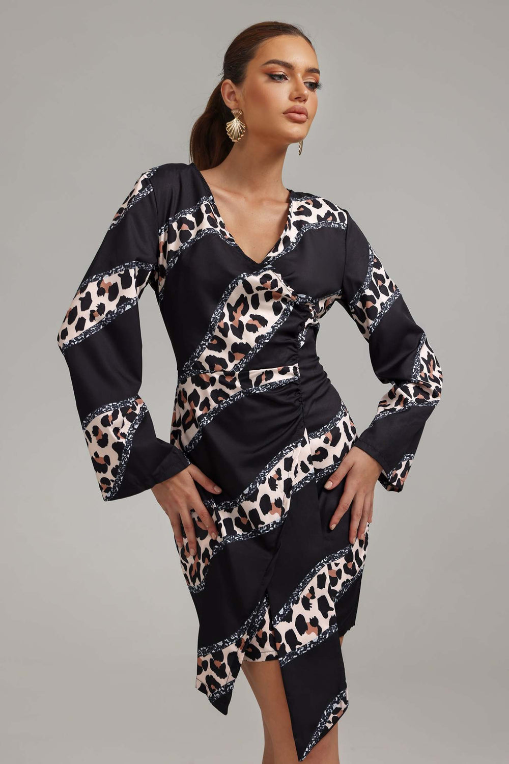 V yaka desenli mini elbise, polyester kumaşlı