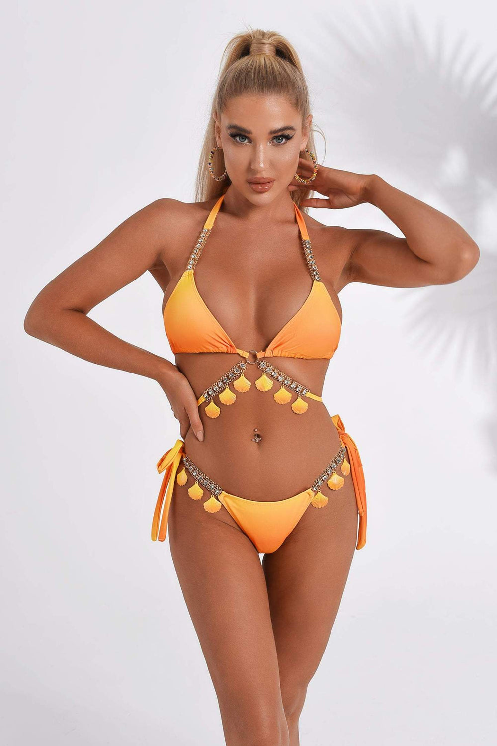 Portakal rengi Lupita kabuk bikini, üçgen kap ve parlak pul detaylı