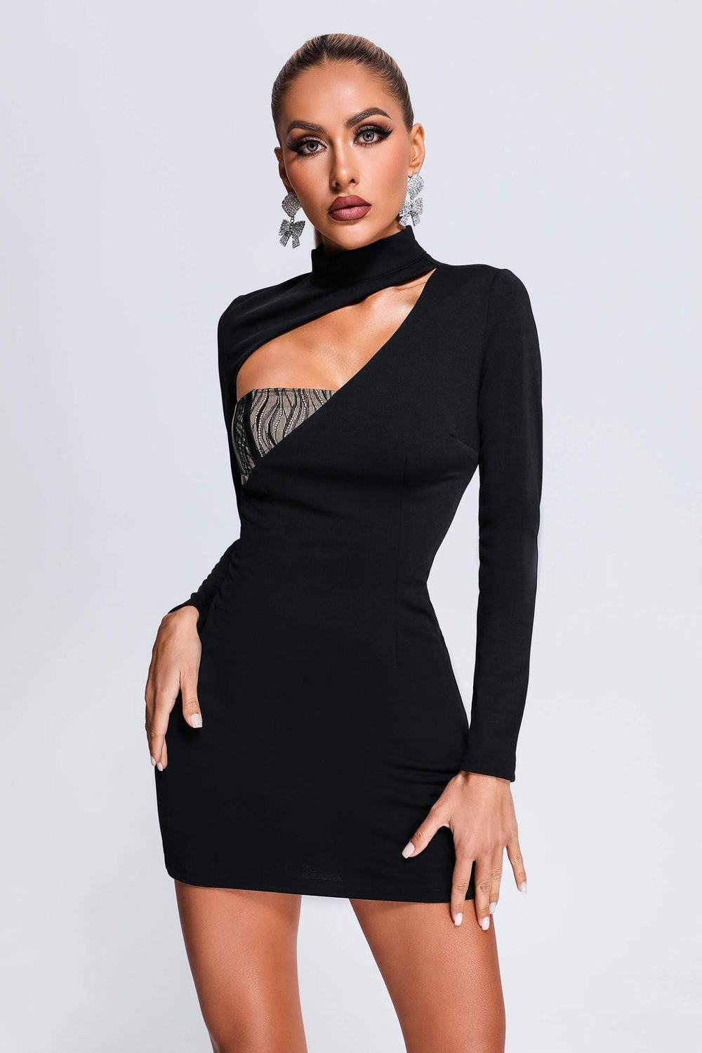 Dantel detaylı mini elbise, polyester ve spandex karışımı, elde veya makinede yıkanabilir.