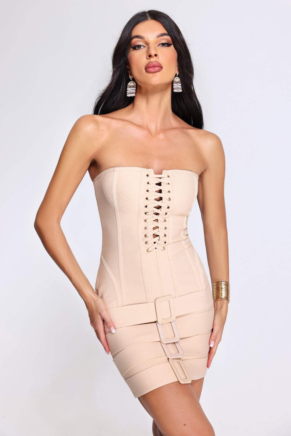 Beyaz bağcıklı mini bandaj elbise, polyester ve spandex karışımı.