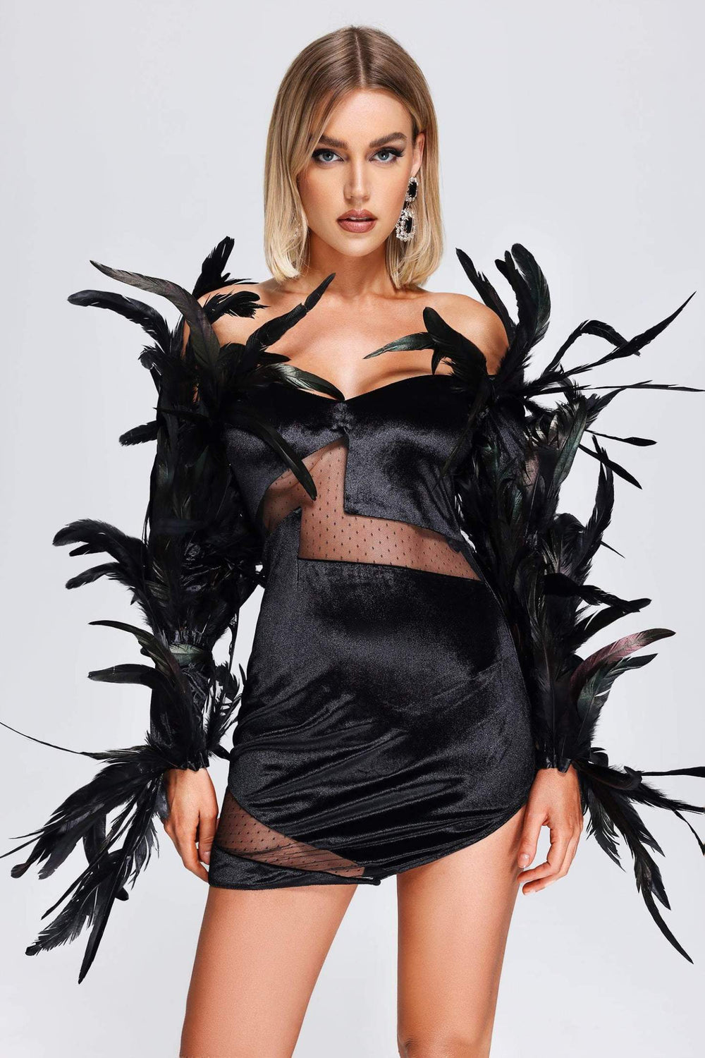 Elva mini elbise, tüy detaylı kollar, polyester ve spandex karışımı.