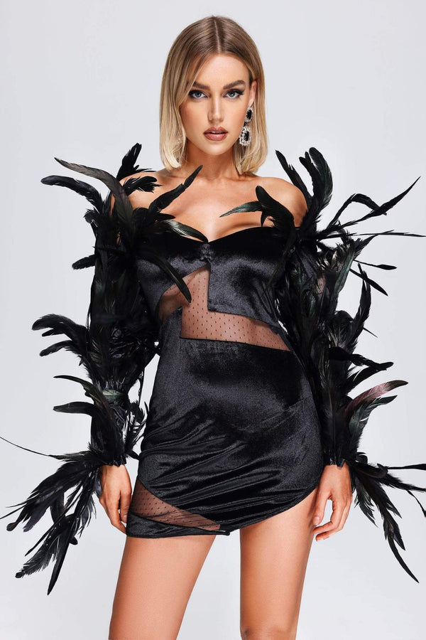 Elva mini elbise, tüy detaylı kollar, polyester ve spandex karışımı.