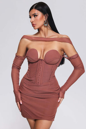 Mesh mini elbise, model boyunda ve siyah renkli.