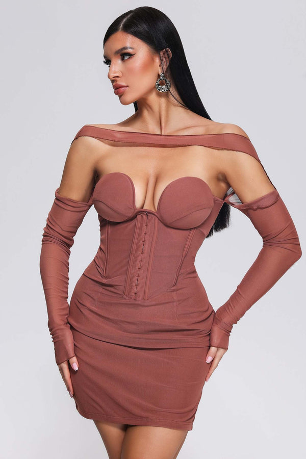Mesh mini elbise, model boyunda ve siyah renkli.